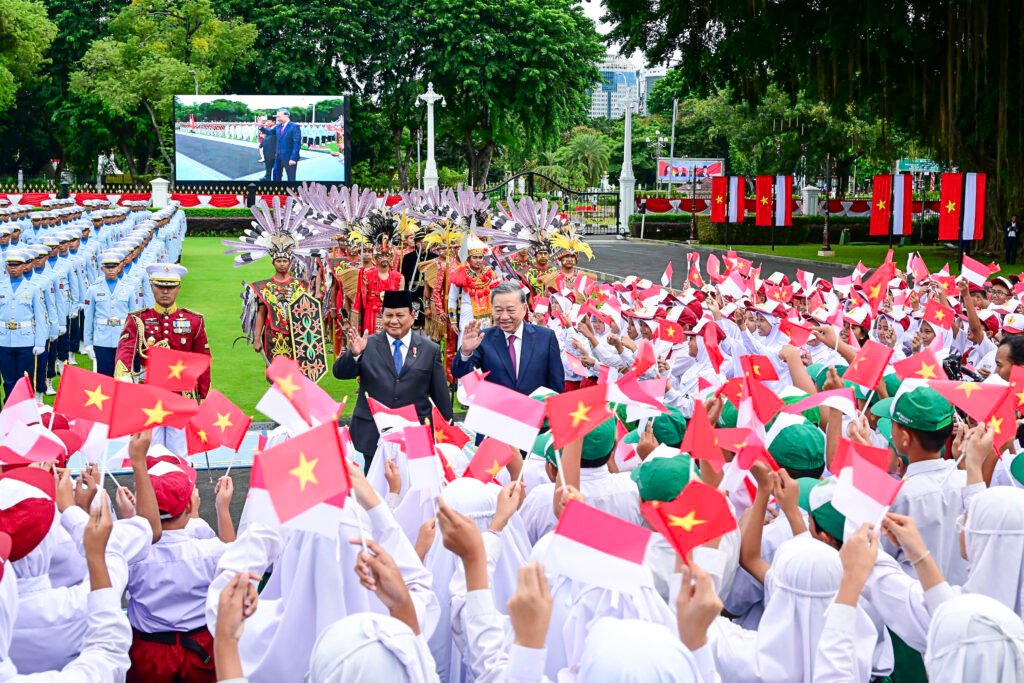 Upacara Kenegaraan Sambut Kedatangan Sekjen PKV Tô Lâm di Istana Merdeka Jakarta