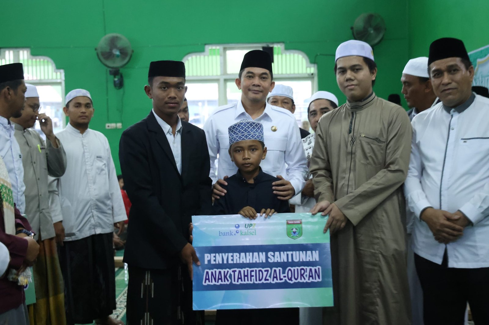 Safari Ramadhan di Mantewe, Bupati Andi Rudi Latif Berikan Bantuan kepada Anak-anak Tahfidz Al-Qur’an dan Kaum Masjid