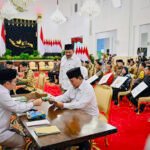 Presiden Prabowo Serahkan Zakat kepada BAZNAS di Istana Negara