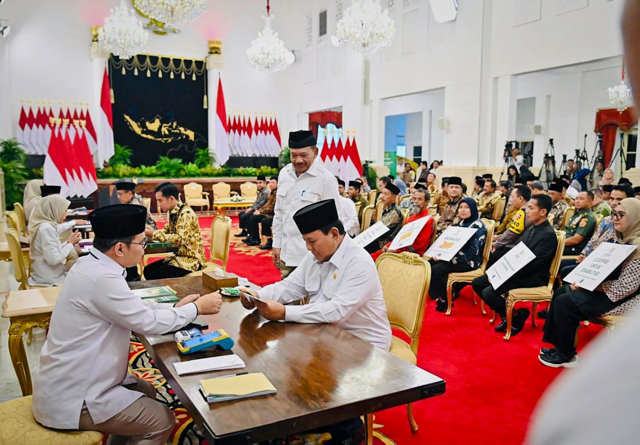 Presiden Prabowo Serahkan Zakat kepada BAZNAS di Istana Negara
