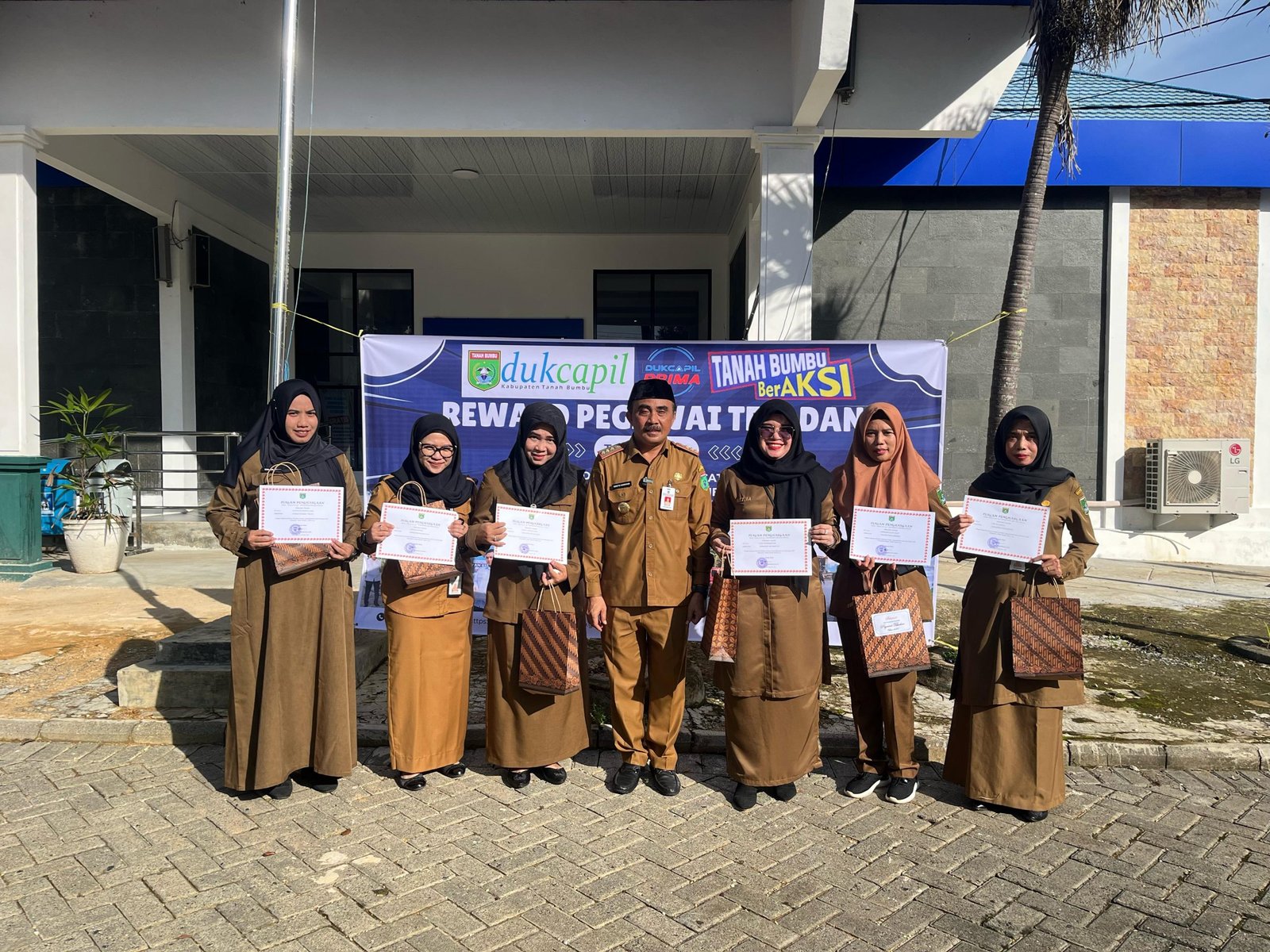 Aksi Disdukcapil Tanah Bumbu Beri Reward dan Punishment Demi Profesionalisme Pegawai