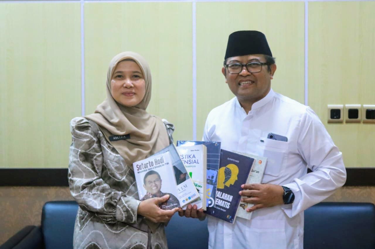 Perpustakaan Palnam Dispersip Kalsel Terima Hibah Buku dari Sutarto Hadi
