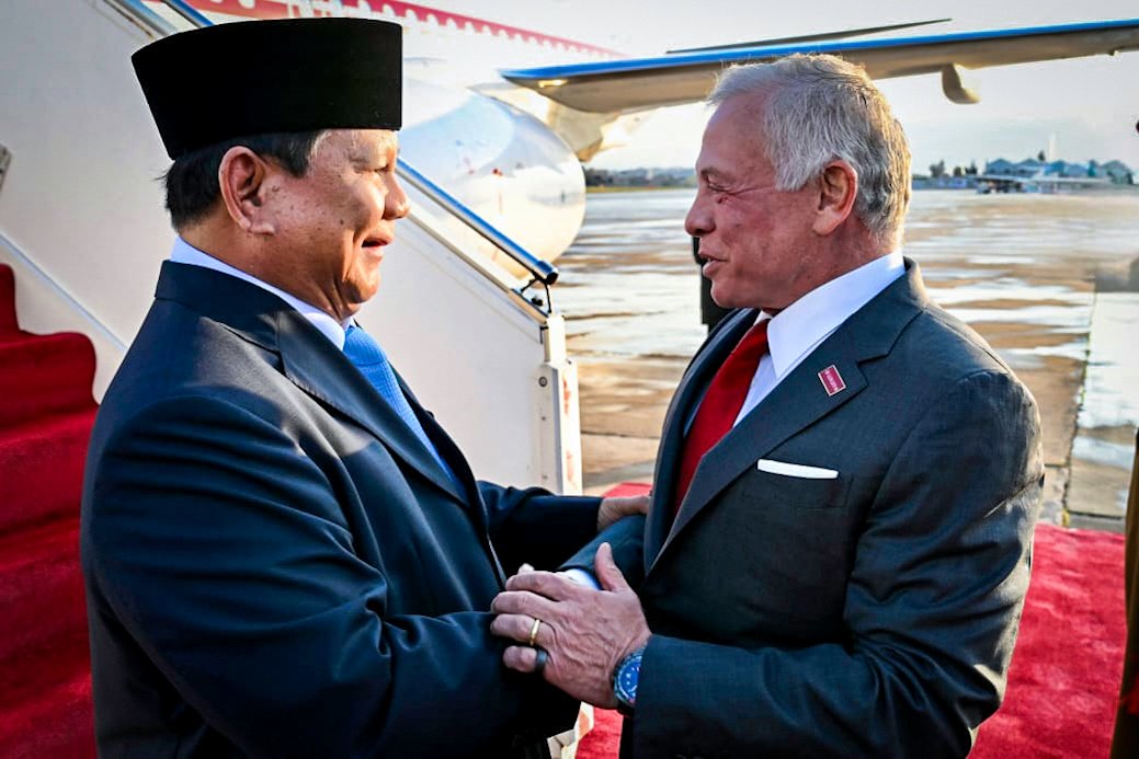 Sambutan Hangat dan Penghormatan Tinggi, Presiden Prabowo Disambut Langsung Raja Abdullah II di Amman