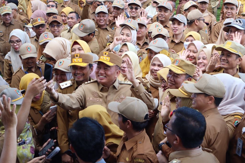 Gubernur, Wagub, dan Sekda Kalsel Berbaur Bersama Pegawai Usai Apel Bersama