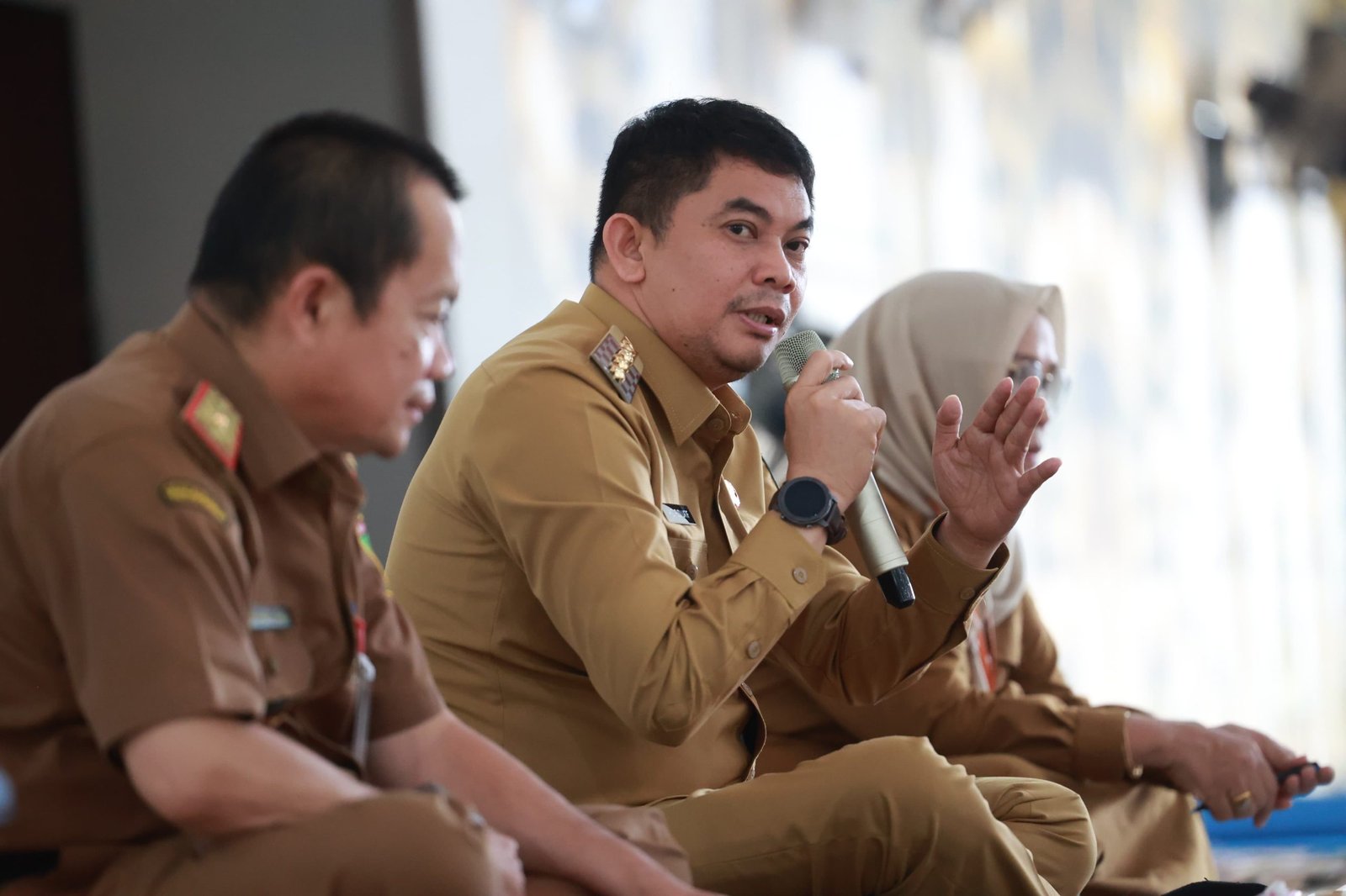 Perbaikan Kantor Bupati, Bang Arul Pimpin Rapat Koordinasi Camat di Ruang Terbuka