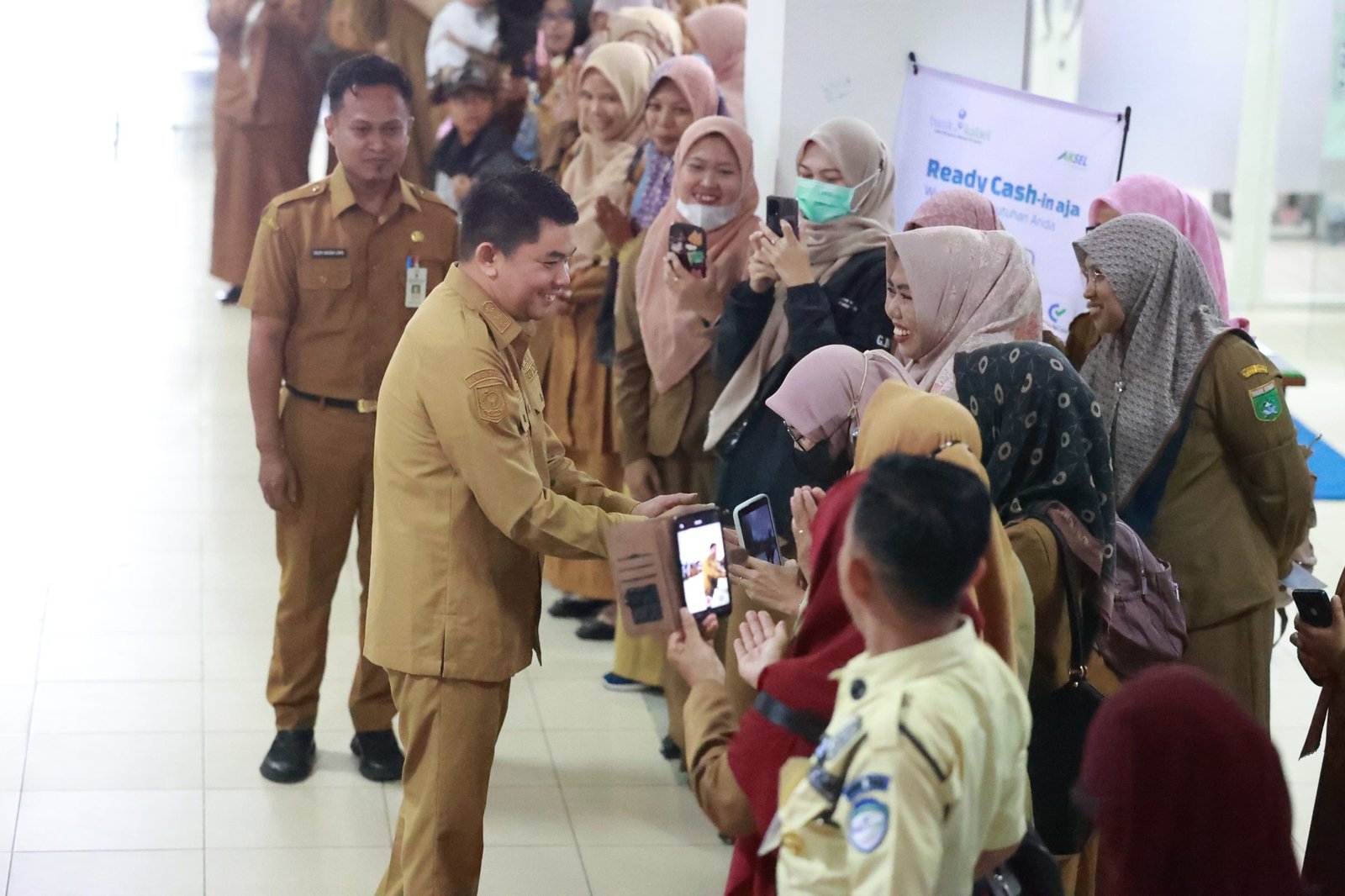 Pertemuan yang Mengharukan Bu Guru Sawiah dan Momen Berkesan Bersama Bupati Tanah Bumbu