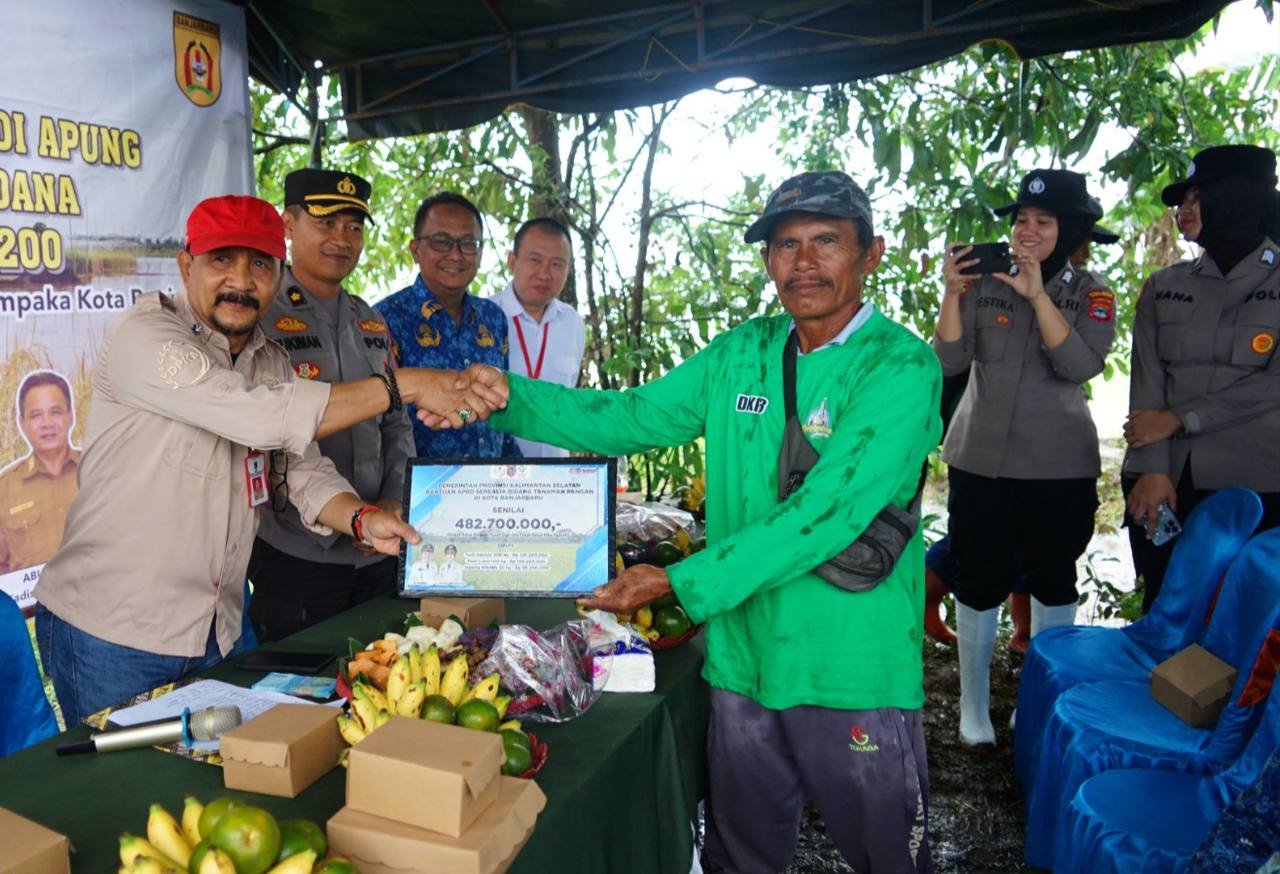 Dukungan Nyata untuk Petani, Gubernur Kalsel Berikan Bantuan Pertanian Rp1 Miliar ke Banjarbaru