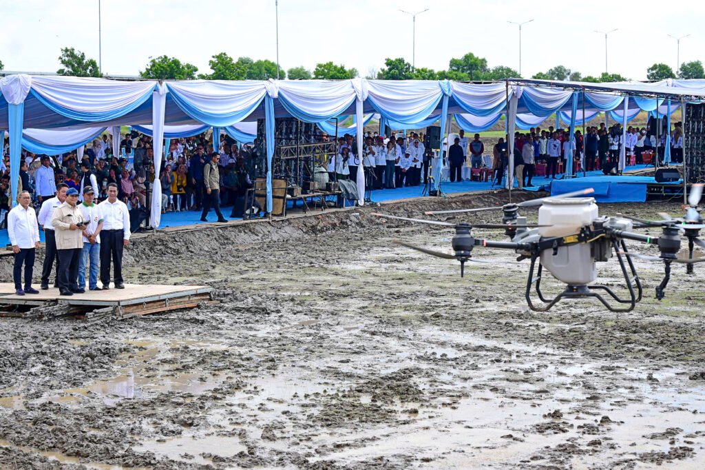 Presiden Prabowo Tebar Benih Padi Dengan Teknologi Drone Pertanian