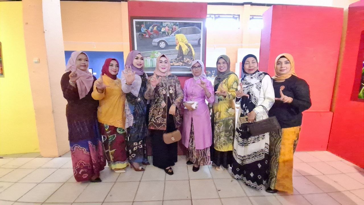 Menjadi Ruang Ekspresi Perupa Perempuan, Ketua DWP Kalsel Apresiasi Pameran Perupa Perempuan “Junjung Galuh”