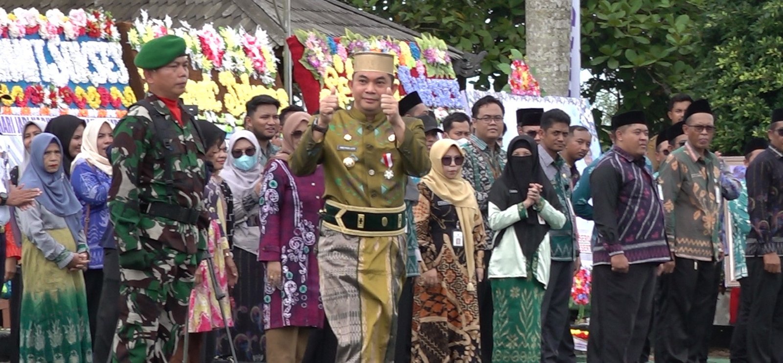 Bupati Andi Rudi Latif Sapa Langsung Peserta Upacara Hari Jadi ke-22 Tanah Bumbu