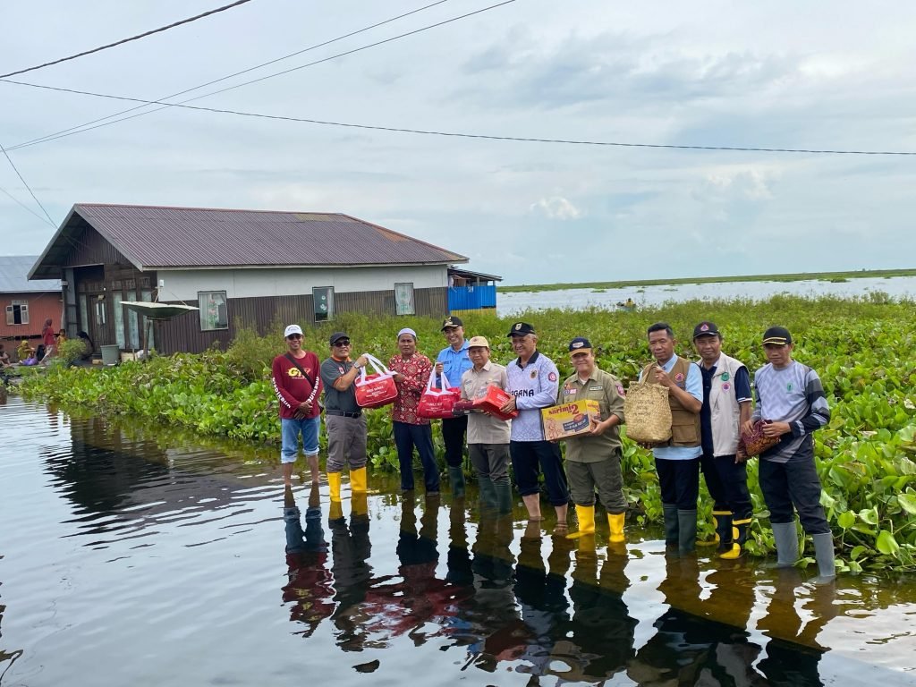 Pemprov Kalsel Salurkan Bantuan bagi Warga Terdampak Banjir di Kabupaten HSU