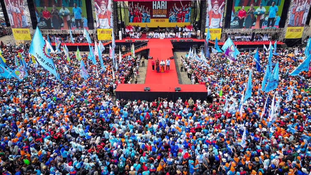 Presiden Prabowo Hadiri Peringatan Hari Buruh Internasional di Monas