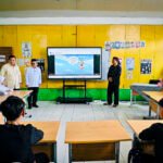 Hadiri Peringatan Hardiknas, Presiden Prabowo Saksikan Demonstrasi Pembelajaran dengan Teknologi Smart Board