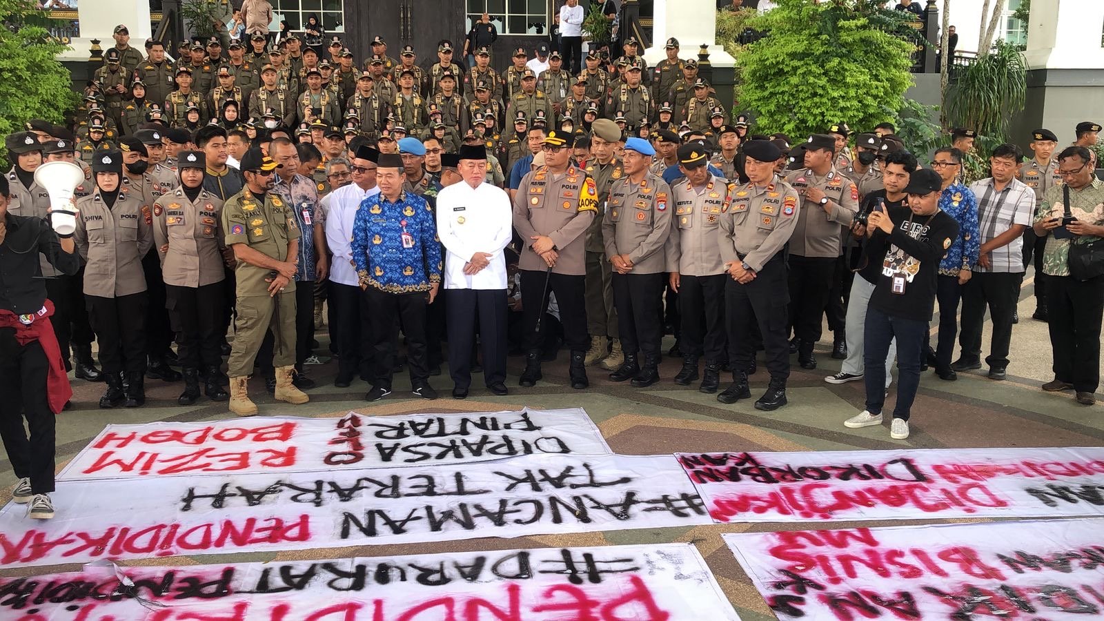 Gubernur Muhidin Temui Aliansi BEM se-Kalsel yang Sampaikan Lima Poin Tuntutan di Sektor Pendidikan