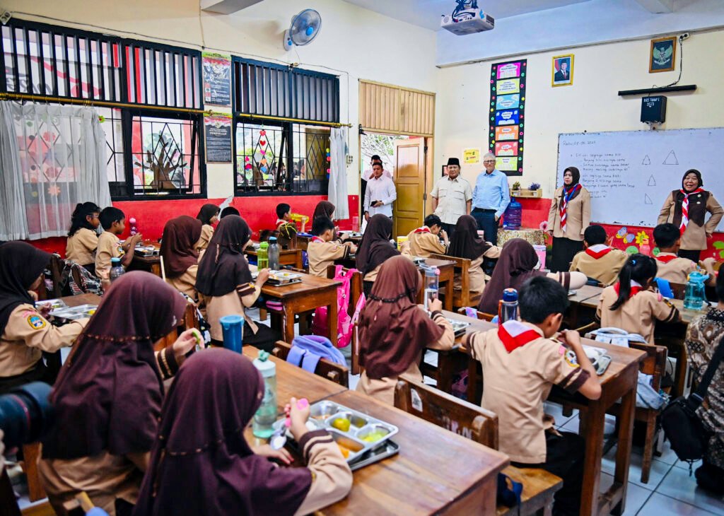 Presiden Prabowo Tinjau Pelaksanaan MBG dan Cek Kesehatan Gratis di Sekolah Bersama Bill Gates