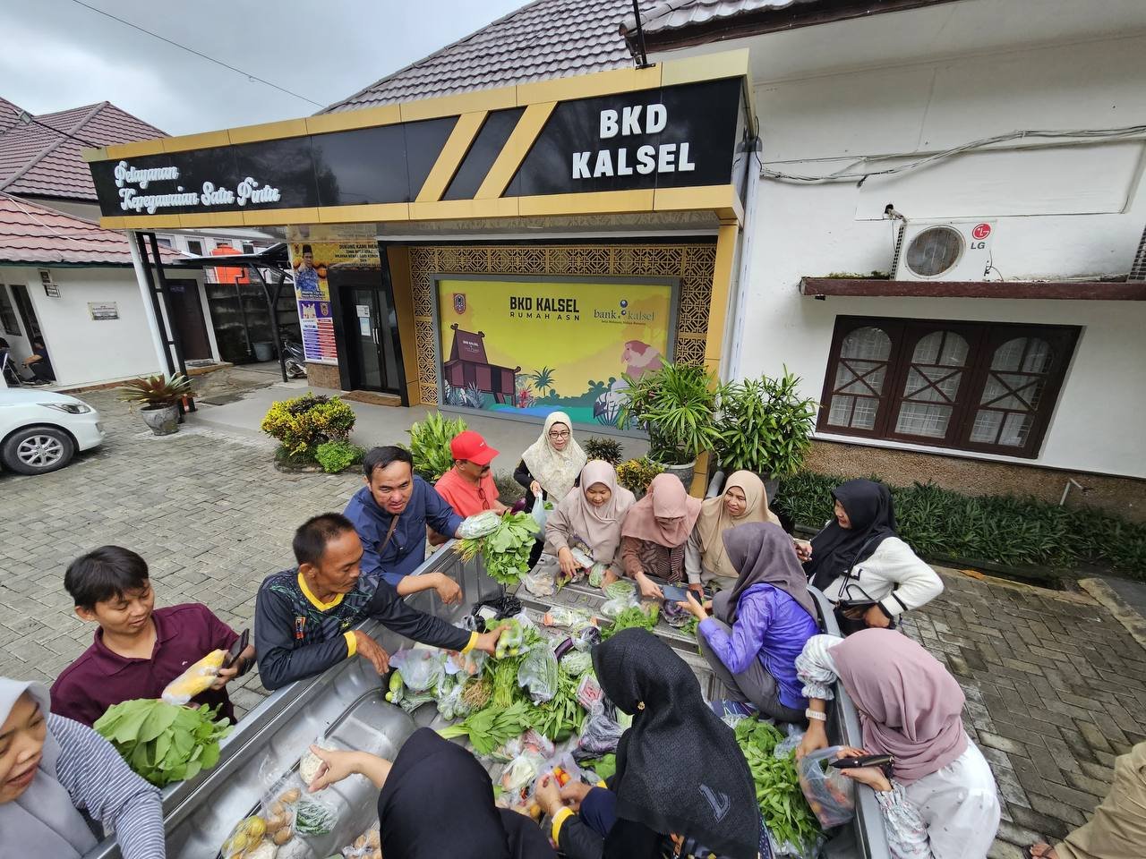 Pemprov Kalsel Gelar Gerakan Pangan Murah, Sayur Dijual Keliling di Area Perkantoran