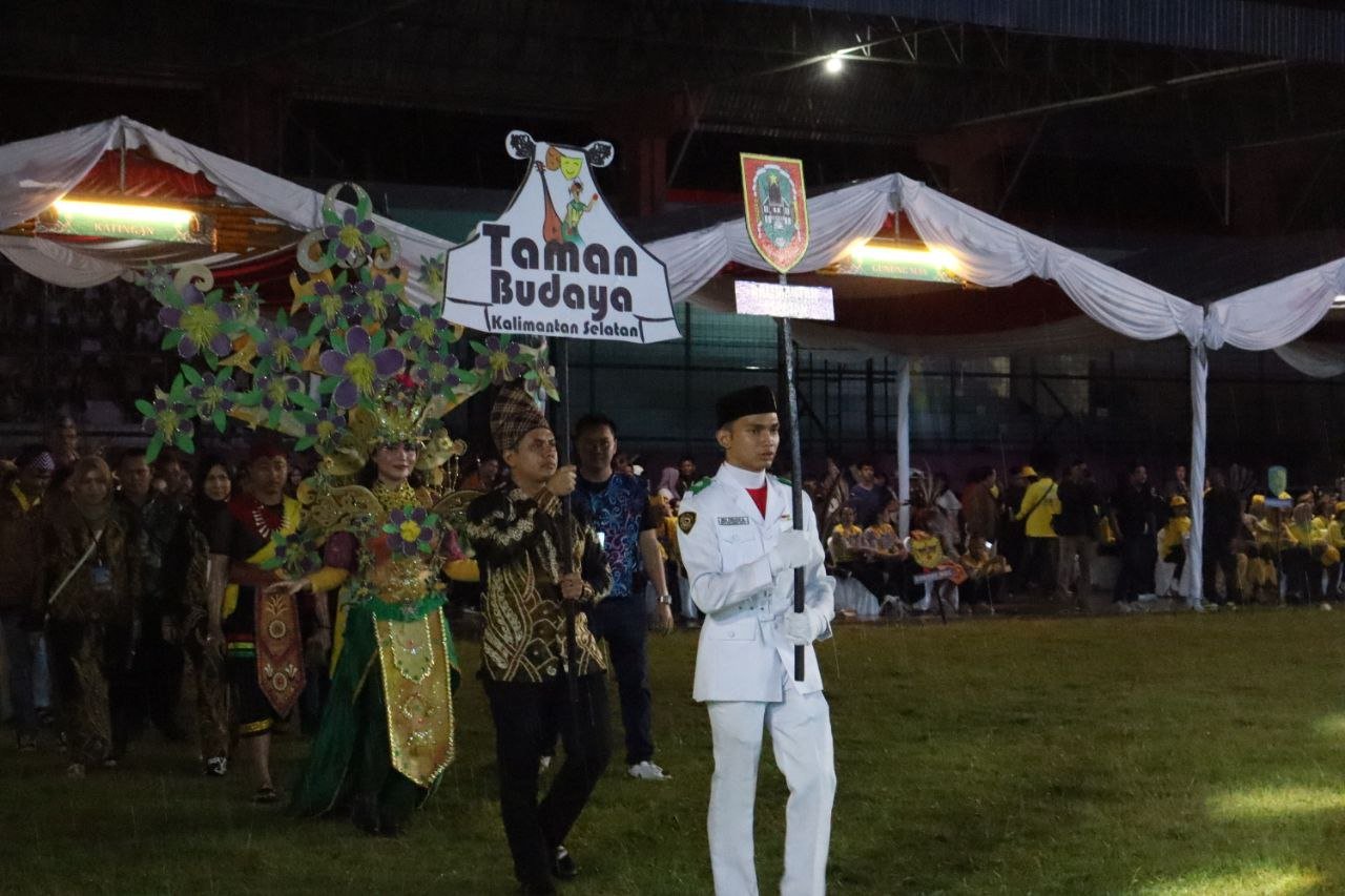 Tampilkan Masyarakat Dayak Pedalaman, UPTD Taman Budaya Meriahkan Parade Isen Mulang