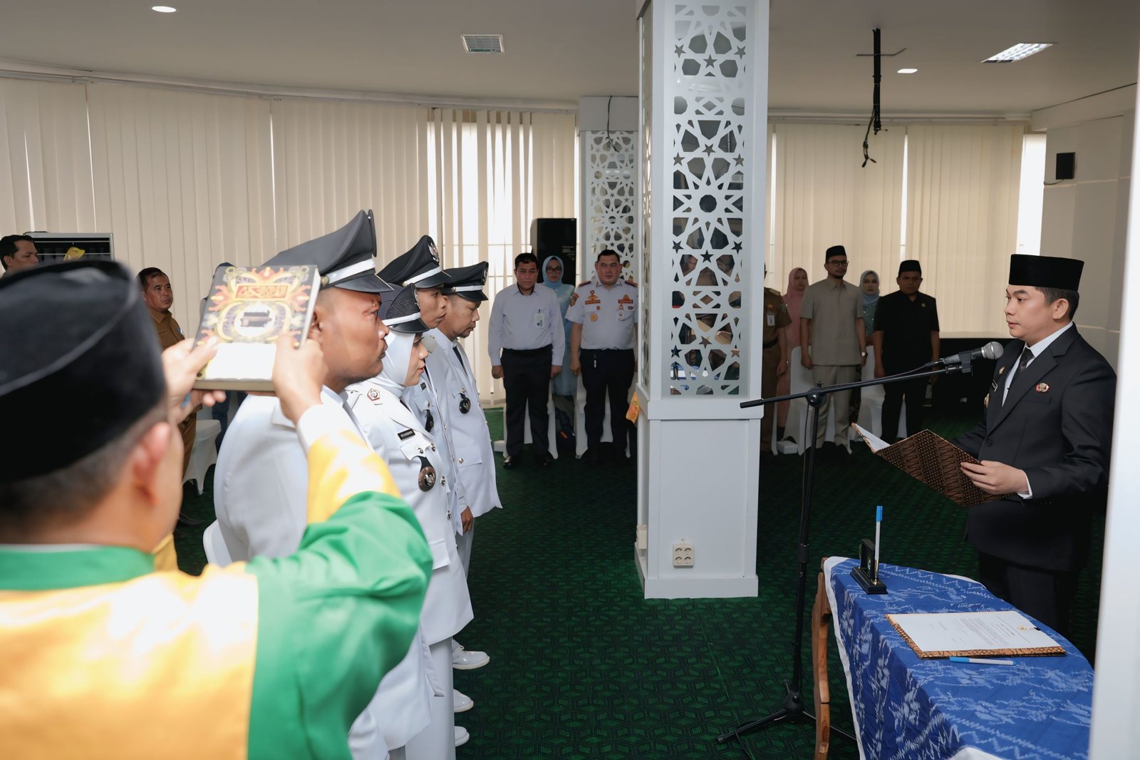 Bupati Tanah Bumbu Lantik Kepala Desa Antar Waktu: Tegaskan Kepemimpinan Harus Tangguh Hadapi Fitnah