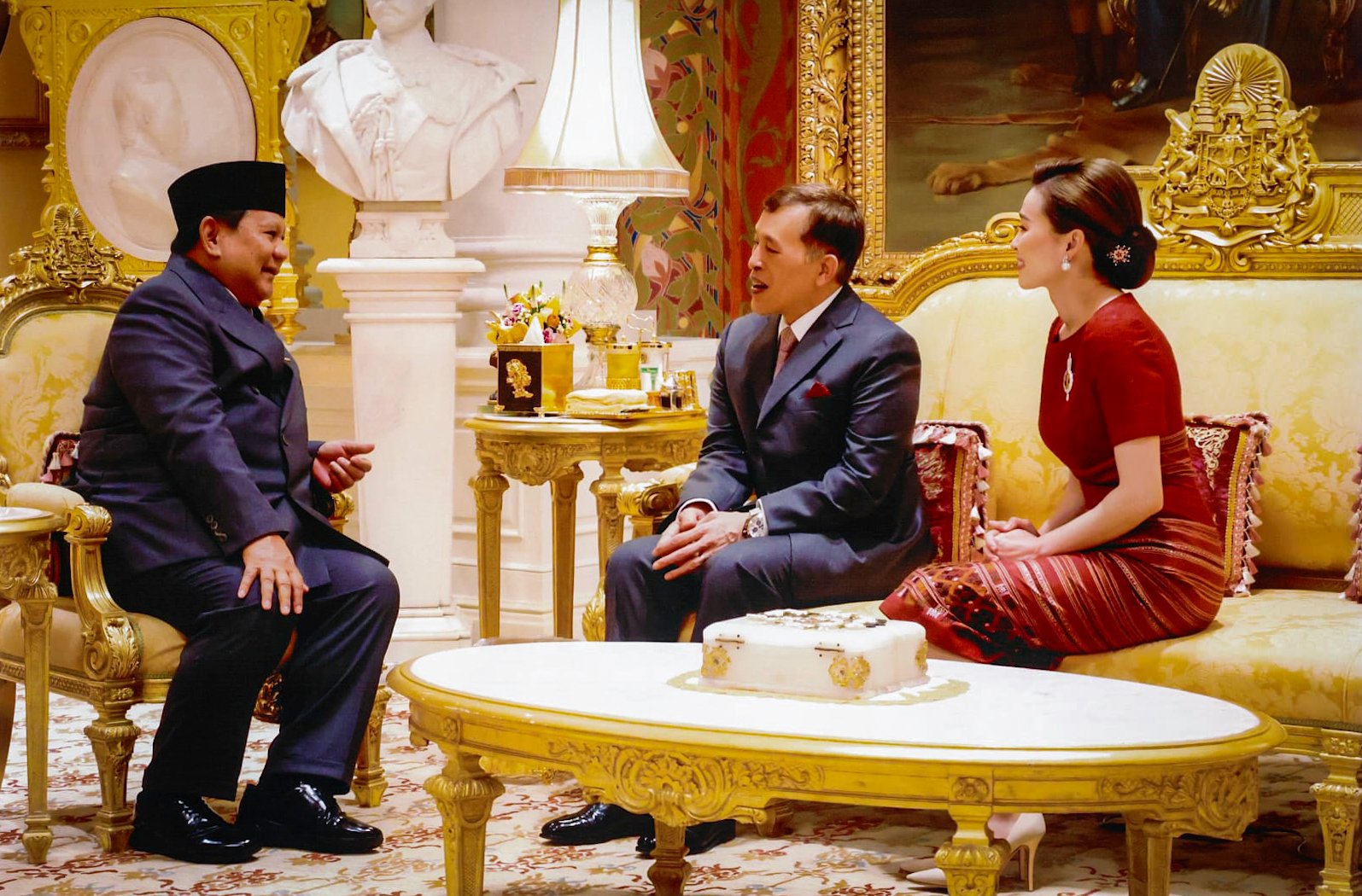 Presiden Prabowo Subianto Disambut Hangat Raja dan Ratu Thailand di Amphorn Royal Palace