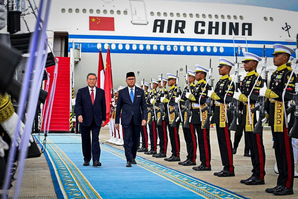 Premier Li Qiang Tiba di Tanah Air, Tandai Kunjungan Resmi Tiga Hari ke Indonesia