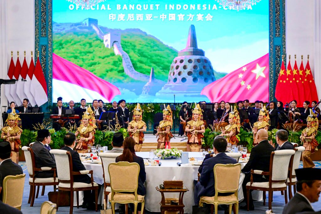 Presiden Prabowo Jamu Premier Li Qiang dalam Santap Resmi Penuh Kehangatan dan Seni Budaya di Istana Negara