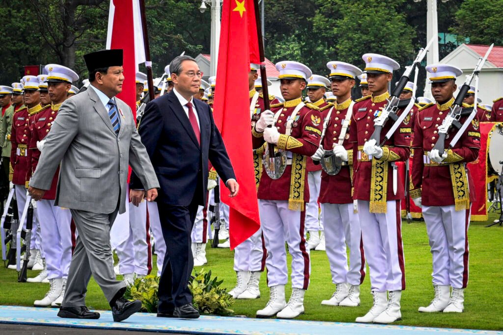 Presiden Prabowo Sambut Premier Li Qiang dalam Upacara Resmi Penuh Kehormatan di Istana Merdeka