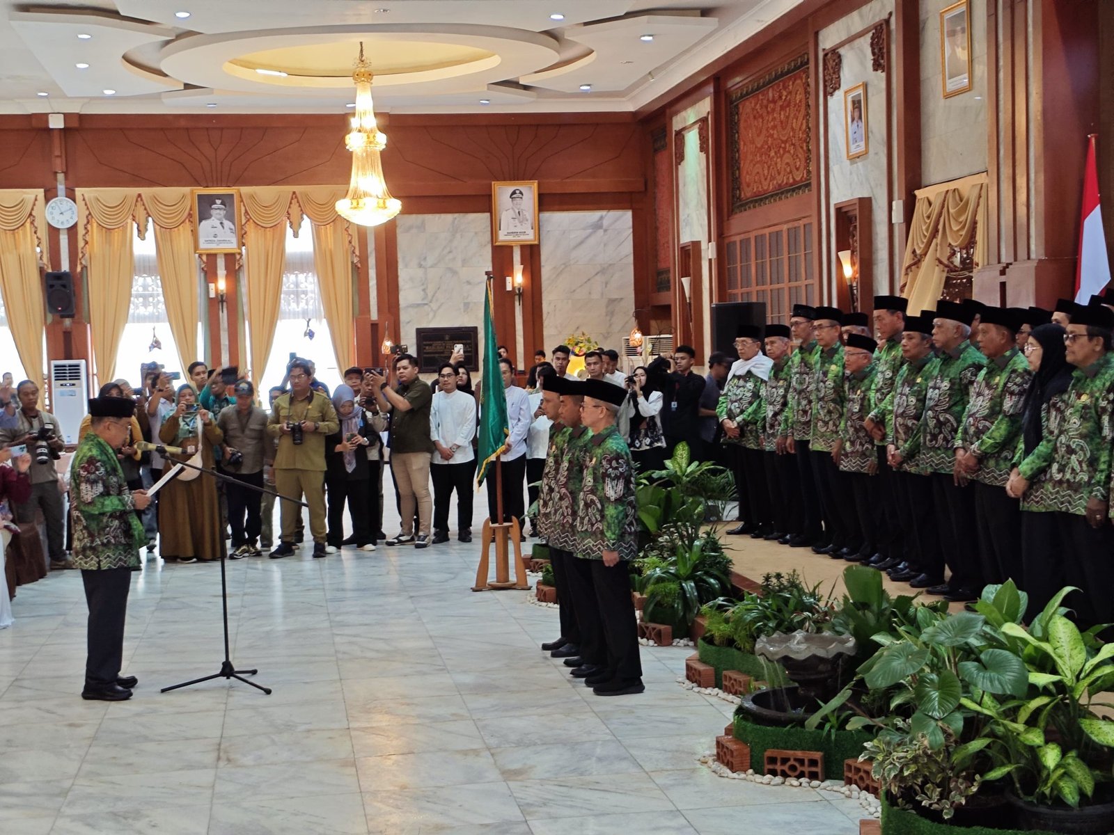 Jusuf Kalla Resmi Mengukuhkan Pengurus PW DMI Kalsel 2024-2029