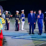 Presiden Macron Tiba di Jakarta, Apresiasi Keindahan Indonesia dan Persahabatan dengan Presiden Prabowo