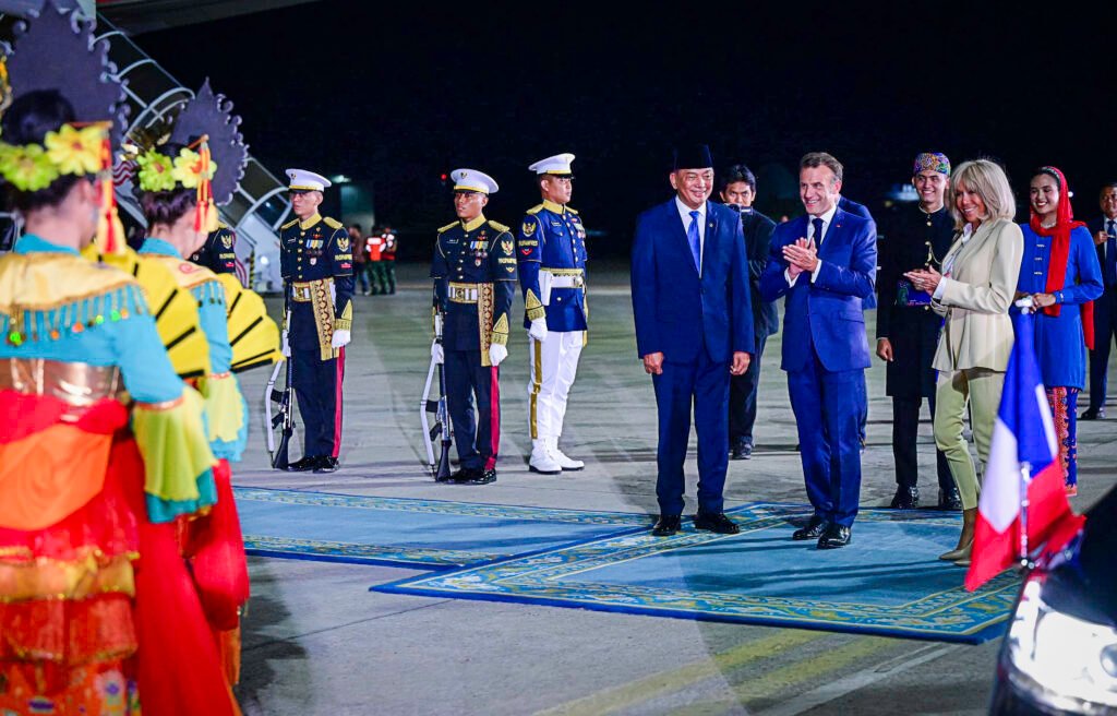 Presiden Macron Tiba di Jakarta, Apresiasi Keindahan Indonesia dan Persahabatan dengan Presiden Prabowo