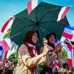 Bendera Berkibar Senyum Terkembang, Antusiasme Siswa Sambut Kunjungan Kenegaraan Presiden Prancis