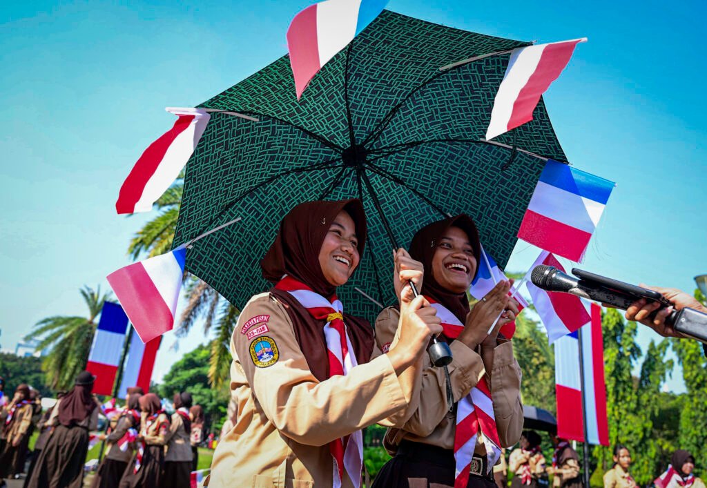 Bendera Berkibar Senyum Terkembang, Antusiasme Siswa Sambut Kunjungan Kenegaraan Presiden Prancis