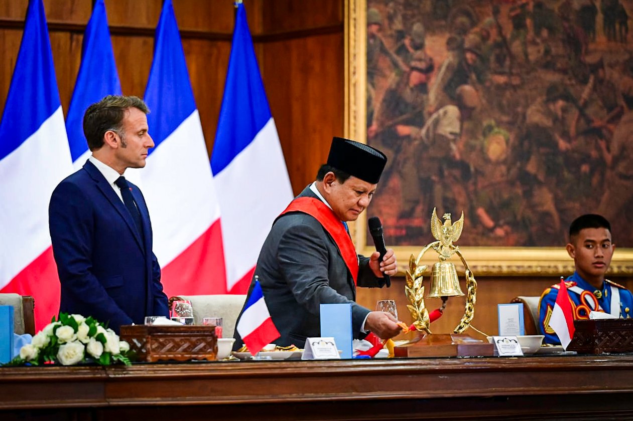 Hangat dan Bersahaja, Presiden Prabowo dan Presiden Macron Makan Siang Bersama Taruna Akmil