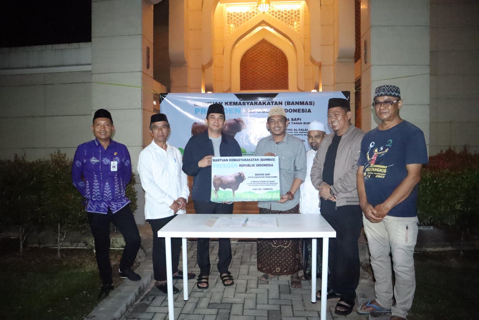 Bupati Andi Rudi Latif Salurkan Sapi Kurban Bantuan Presiden RI