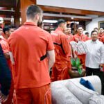 Hangat dan Penuh Kekeluargaan, Presiden Prabowo Sambut Timnas Sepak Bola di Kertanegara