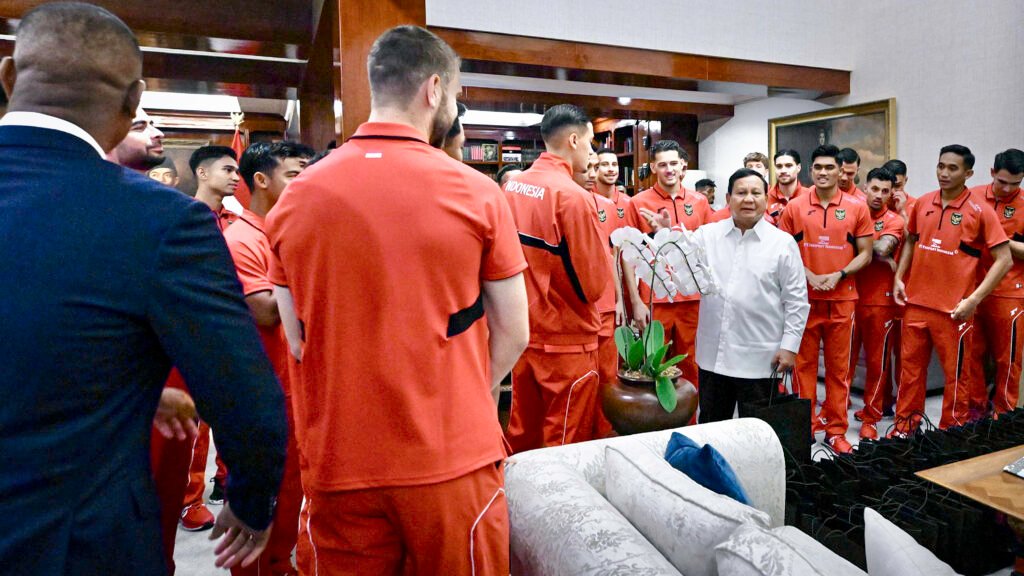Hangat dan Penuh Kekeluargaan, Presiden Prabowo Sambut Timnas Sepak Bola di Kertanegara