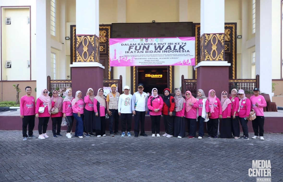 IBI Kalsel Gelar Fun Walk Serentak Peringati HUT ke-74 dan Hari Bidan Sedunia
