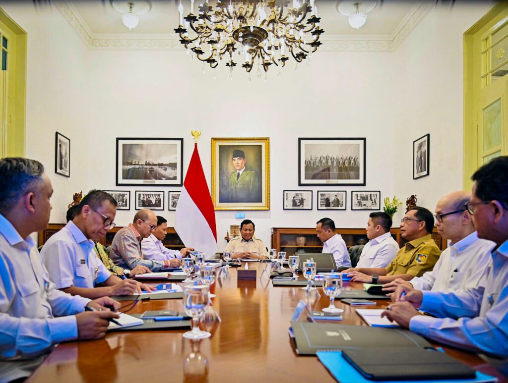 Presiden Prabowo Pimpin Rapat Terbatas Pembentukan Tanggul Laut di Pulau Jawa