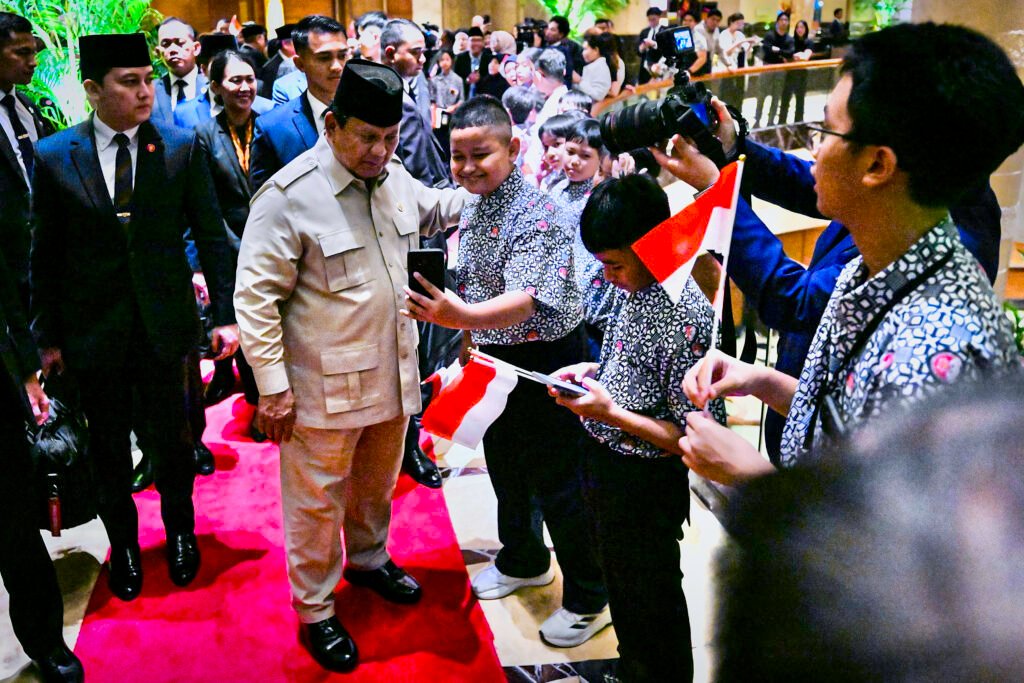 Warga dan Pelajar Indonesia di Singapura Antusias Sambut Kedatangan Presiden Prabowo