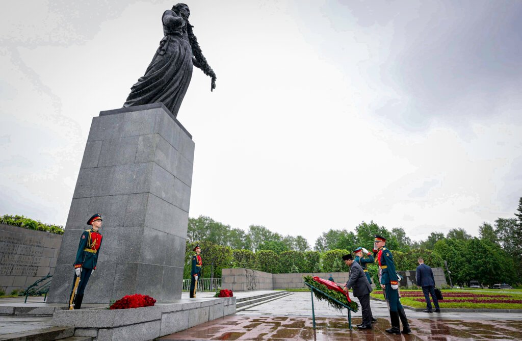 Presiden Prabowo Subianto Letakkan Karangan Bunga di Piskarovskoye Memorial, Hormati Jutaan Korban Perang Dunia II