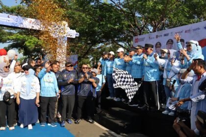 Ribuan Peserta Meriahkan Fun Walk Harjad ke-75 Kalsel dan HUT ke-80 RI, Gubernur Muhidin Serahkan Hadiah Umrah