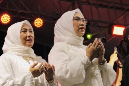 Ketua TP PKK Andi Irmayani Rudi Latif Hadiri Peringatan HUT RI Melalui Aksi Tanah Bumbu Bershalawat Bersama Opick