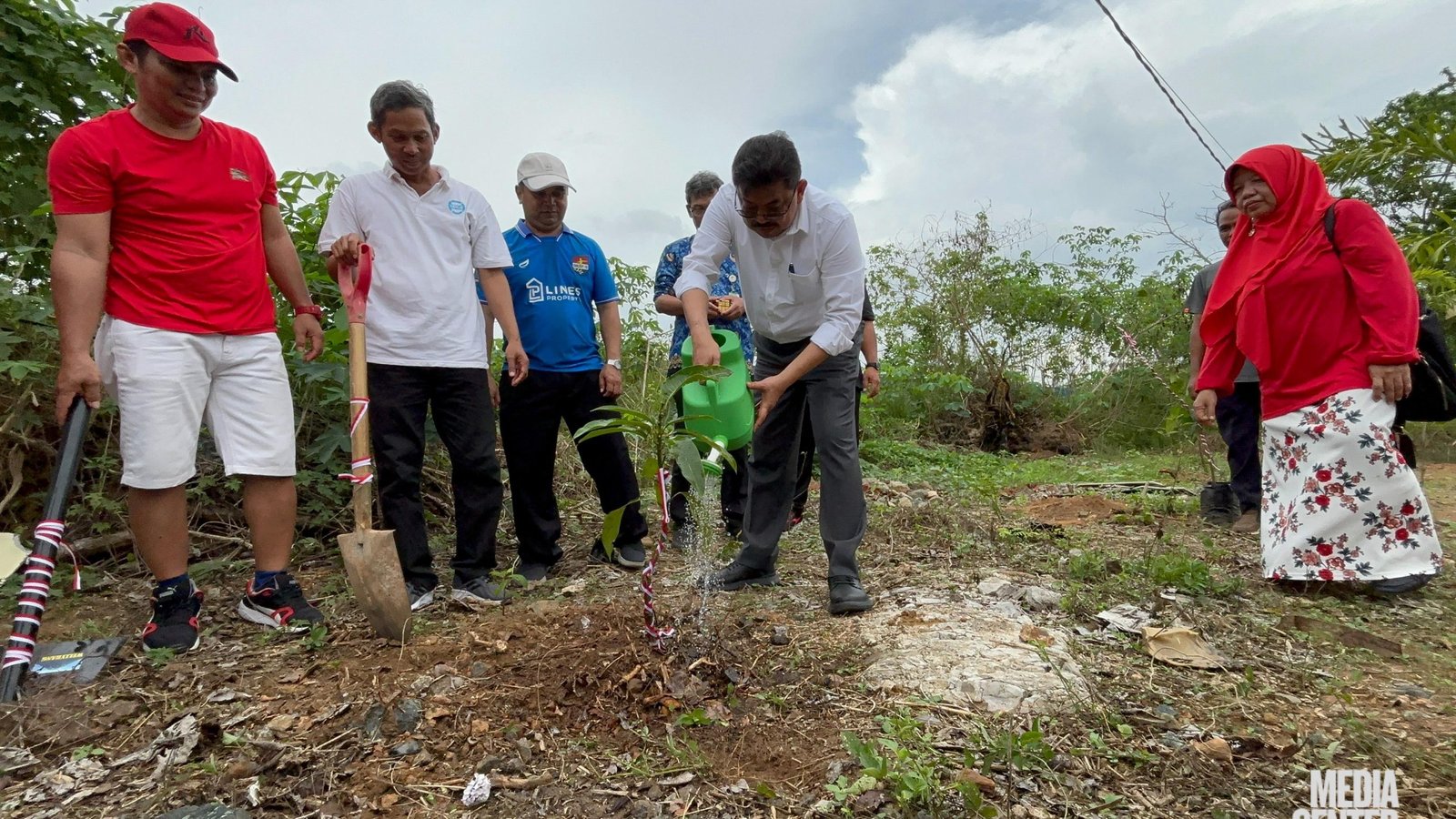 Diskominfo Kalsel Tanam Bibit Pohon Sambut Hari Jadi ke-75 Provinsi dan HUT ke-80 RI