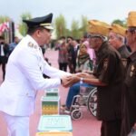 HUT ke-80 RI, Bupati Andi Rudi Latif Serahkan Berbagai Bantuan dan Penghargaan