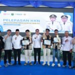 Bupati Andi Rudi Latif Beri Penghargaan kepada Kelompok Nilai Tertinggi KKN FPIK ULM 2025