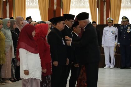 Gubernur Kalsel Anugerahkan Satyalencana Karya Satya Kepada 446 PNS Pemprov Kalsel