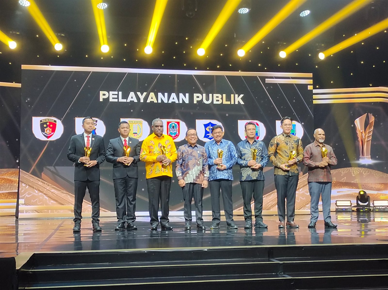 Gubernur Kalimantan Selatan H. Muhidin Raih Penghargaan Pelayanan Publik di Pemimpin Daerah Awards 2025