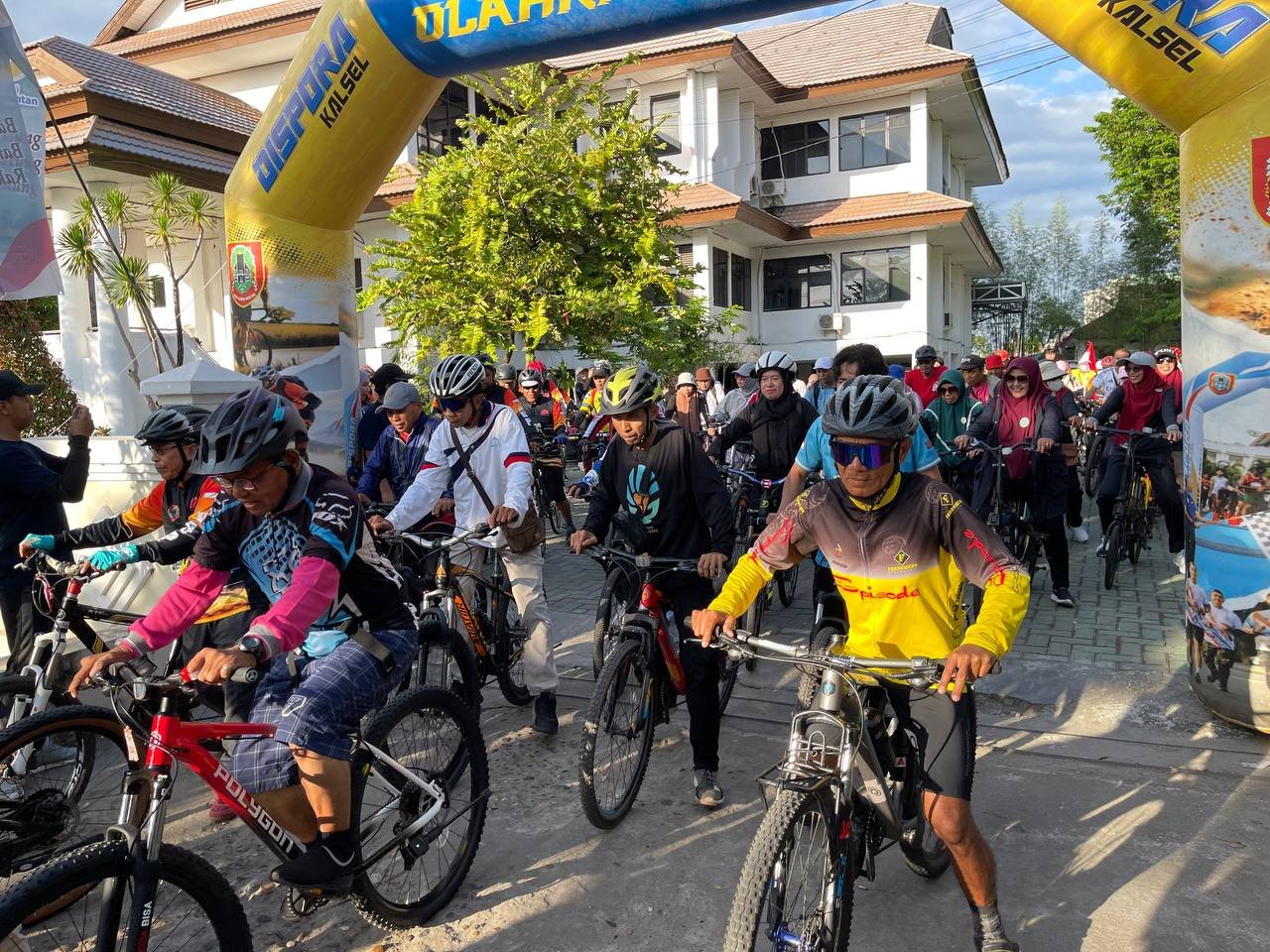 Gowes Bareng BKPRMI Kalsel, Ratusan Ustadz-Ustadzah Semarakkan Milad ke-48 dengan Semangat Kebersamaan