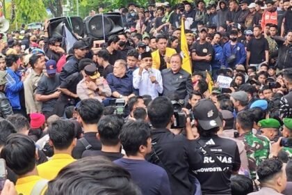 Ketua DPRD Kalsel Temui Massa dan Siap Kawal Setiap Aspirasi Rakyat