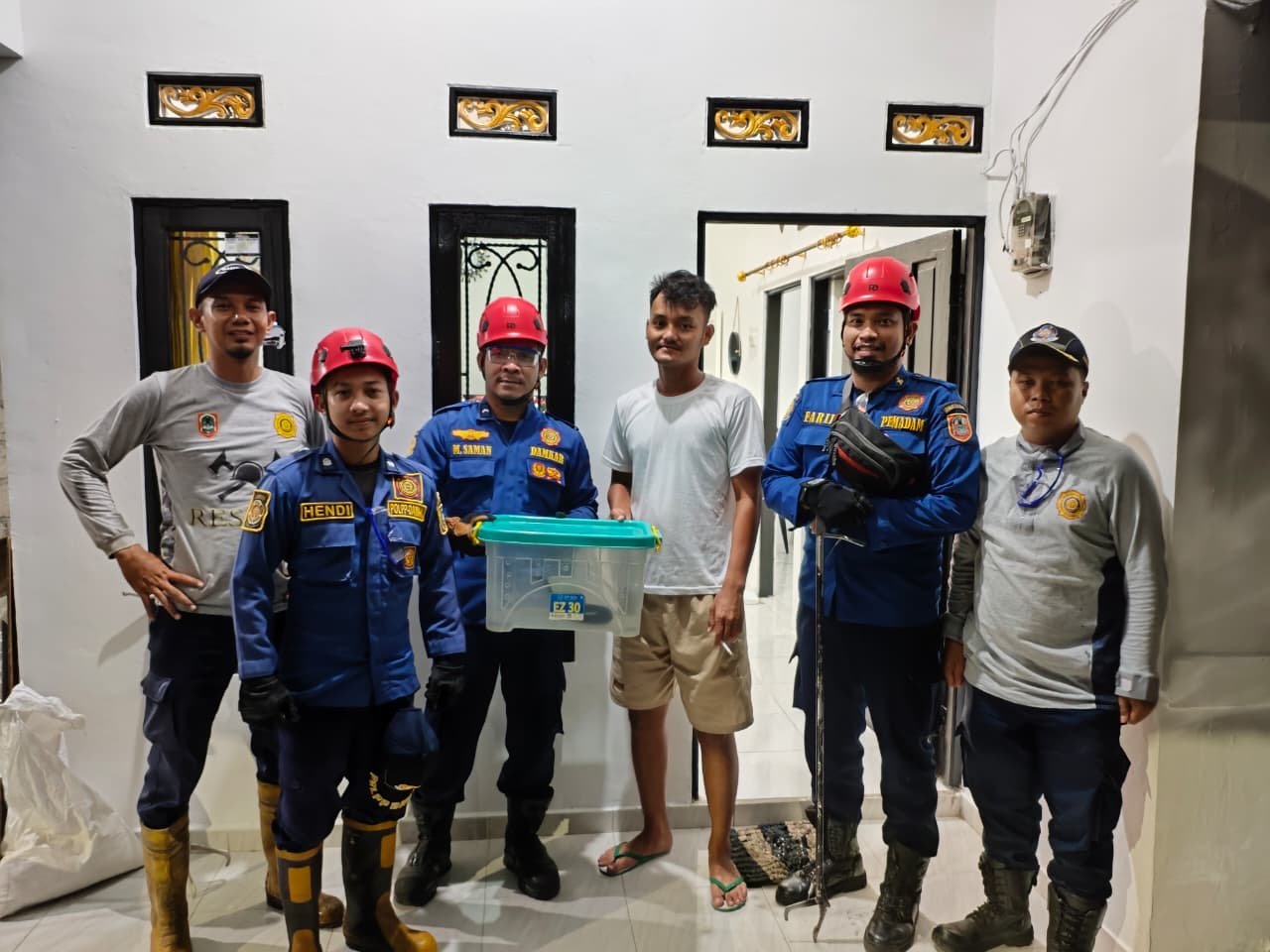 Satpol PP Damkar Provinsi Kalsel Tunjukkan Kesigapan Layani Masyarakat dalam Evakuasi Ular Cobra
