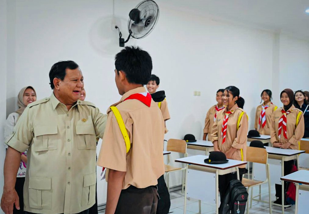 Siswa-Siswi SRMA Margaguna Haru dan Bahagia Disapa Presiden Prabowo
